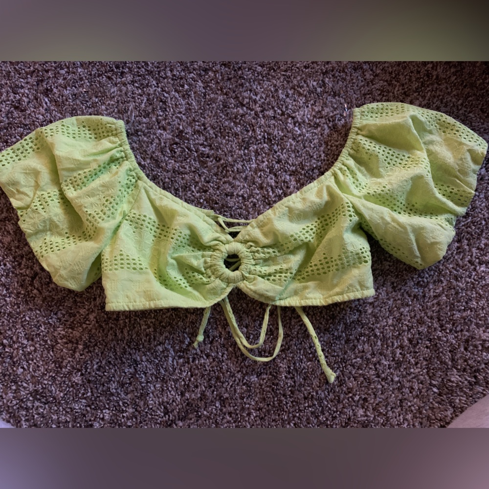 Cropped green top, adjustable back